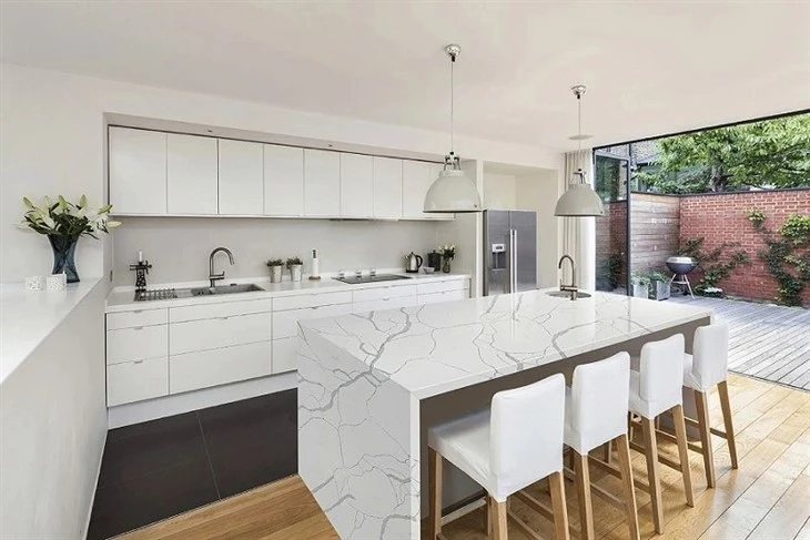 Calacatta-Statuario-Quartz-for-Furniture-Tops-Interior-Cladding-Kitchen-Countertop-Shower-Tub-Surrounds.webp (5)(001)