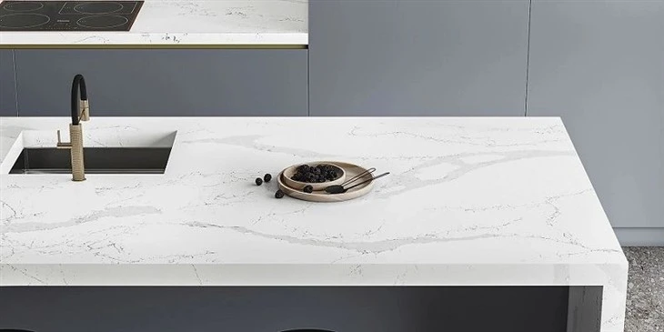Calacatta-Statuario-Quartz-for-Furniture-Tops-Interior-Cladding-Kitchen-Countertop-Shower-Tub-Surrounds.webp (4)(001)